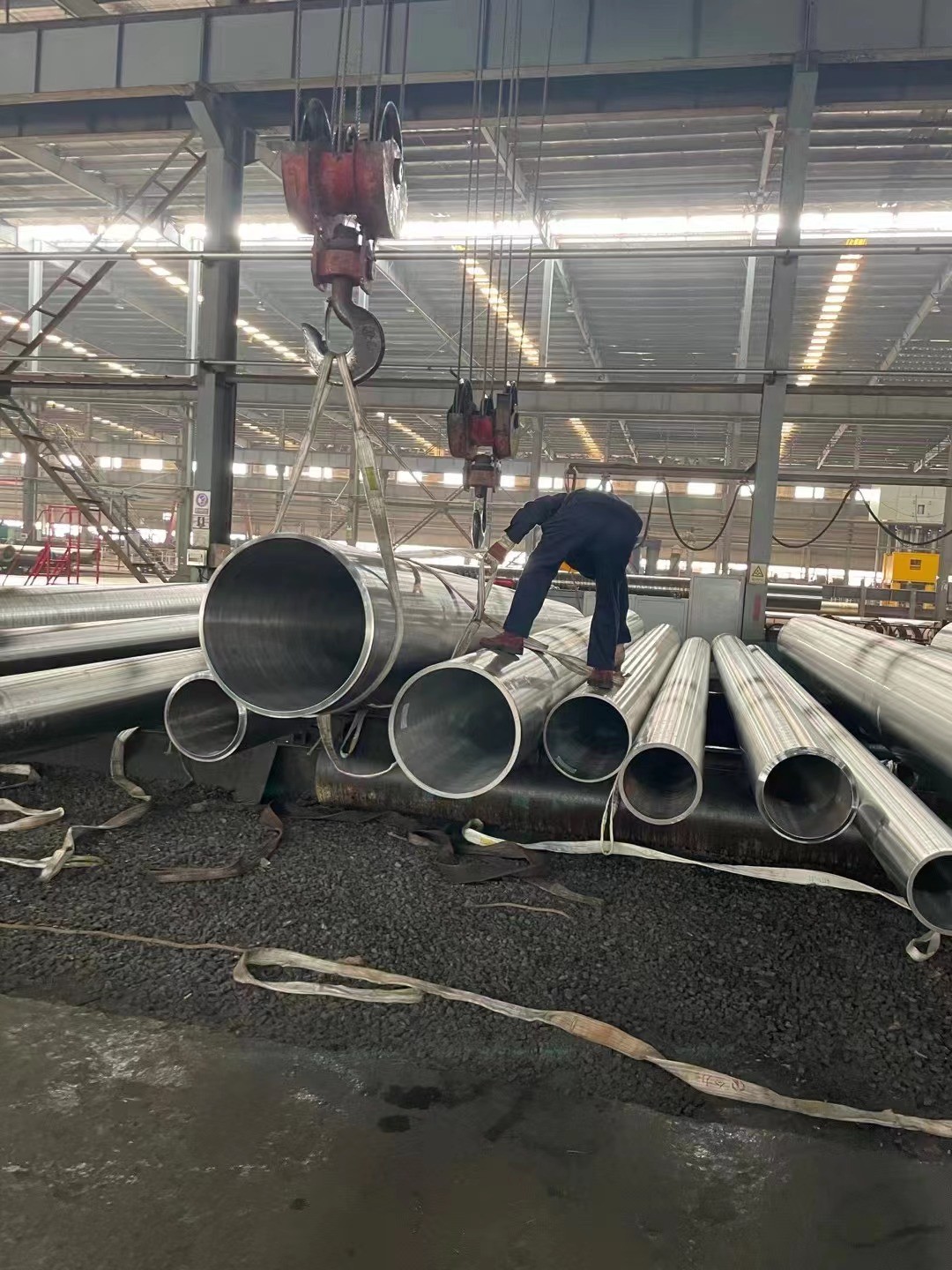 乙烯裝置超高壓蒸汽管道設(shè)計溫度545℃，設(shè)計壓力13.5MPa，設(shè)計選用A335-P91鋼，規(guī)格Φ168.3×14.27~Φ609.6×46.02