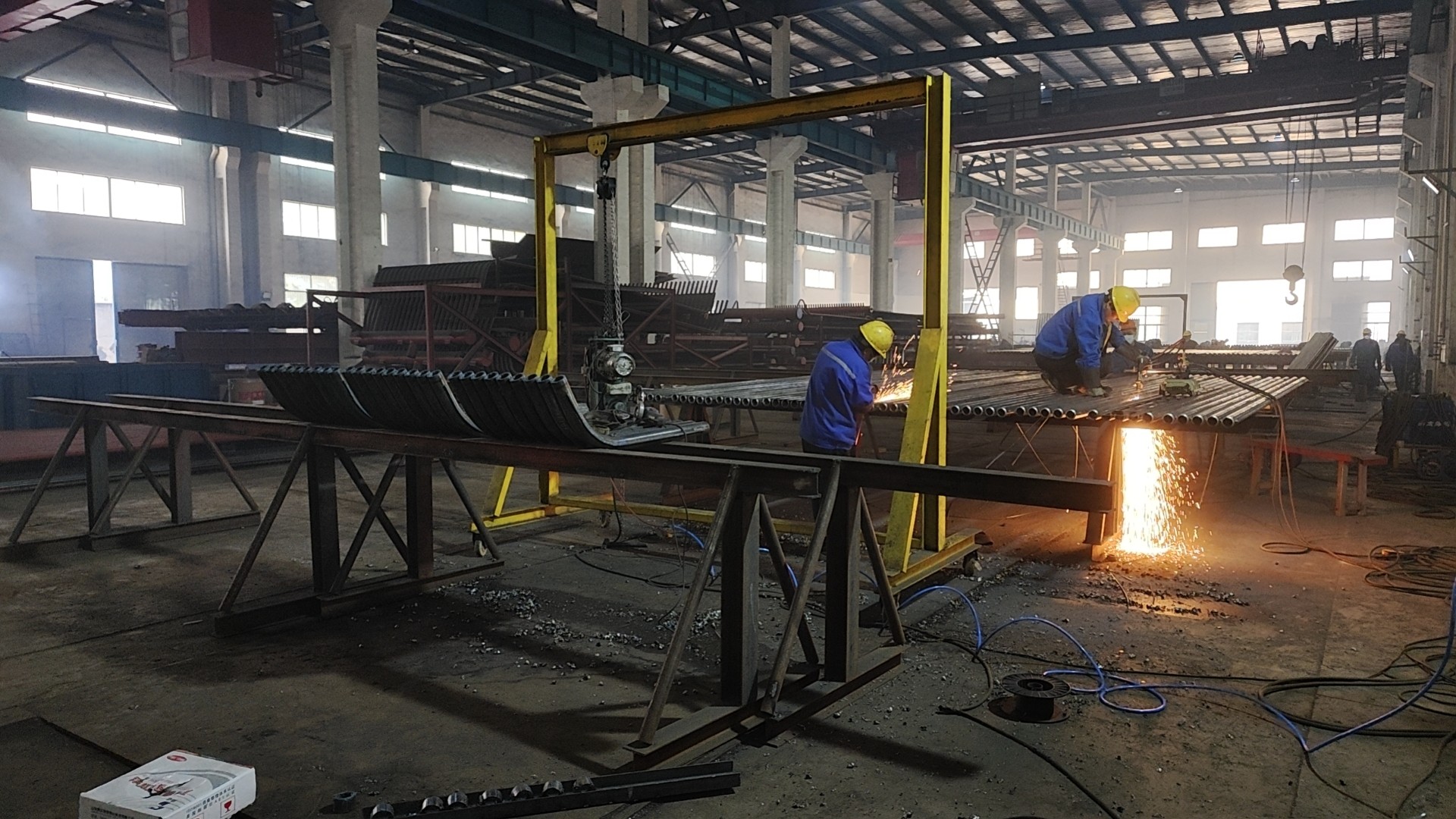 鰭片管排\φ38×7 15CrMoG\國產(chǎn)|管排長度為6米，每件管排由10根管子組成，管子中心距為54mm，鰭片厚度為6.4mm